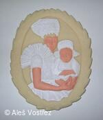 Jana Heimerová při malování marcipánu